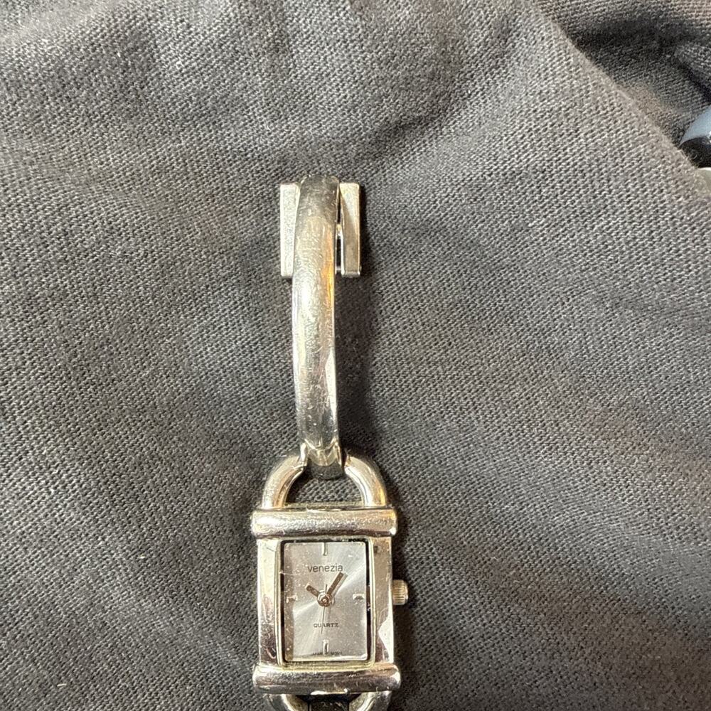 VTG VENEZIA WOMANS WATCH Silver Tone Petite Cocktail Casual Needs batt - Picture 2 of 5